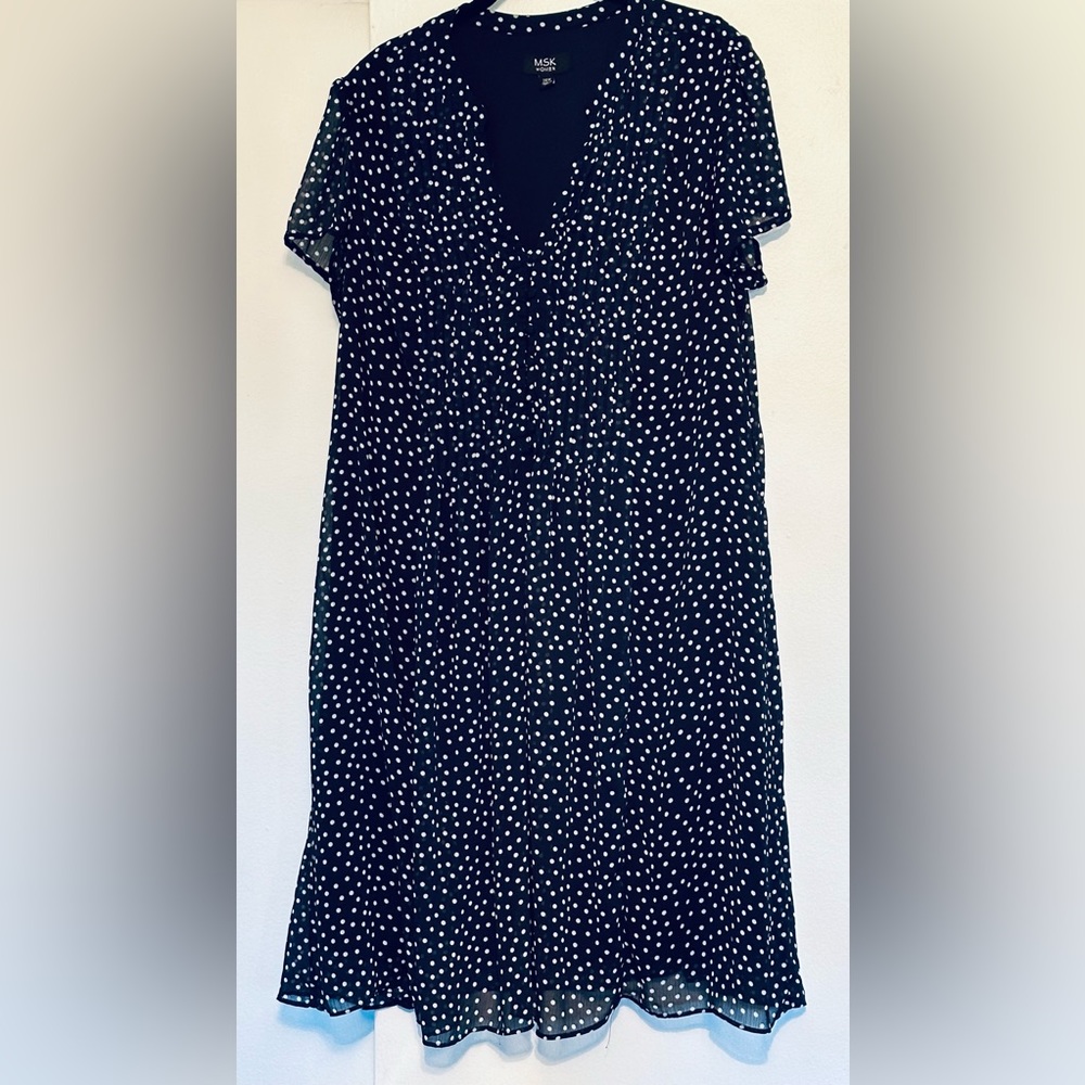 Women dress new no tags, silky lining,  size 20W 40” long fluffy short sleeves